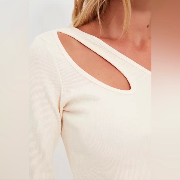 Peekaboo Lightly Ribbed Stretch Ivory One Shoulder Long Sleeve Cutout Top - Picture 4 of 5
